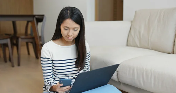 Mujer Hablando Por Teléfono Mirar Computadora — Foto de Stock