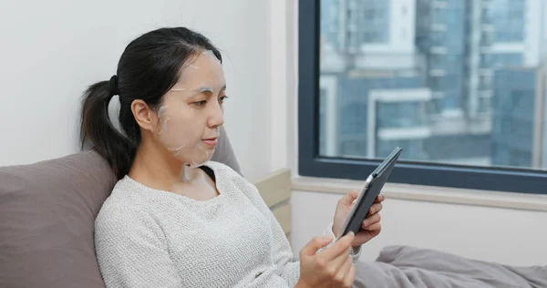 Vrouw Van Toepassing Papieren Masker Het Gebruik Van Tablet Computer — Stockfoto