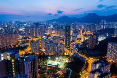 Kowloon Bay, Hong Kong - 25 Nisan 2019: Hong Kong şehrinin gece görüşü