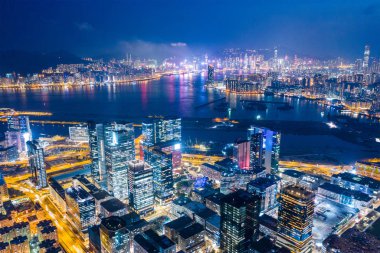 Kowloon Bay, Hong Kong - 25 Nisan 2019: Hong Kong şehrinin gece görüşü