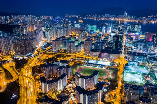 Коулун Бей Гонконг Апреля 2019 Года Ночью Над Гонконгом Пролетает — стоковое фото