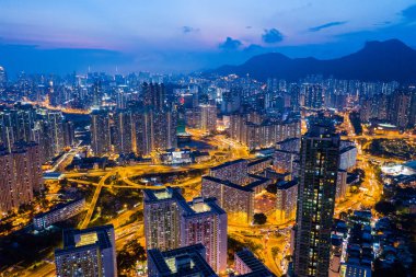 Kowloon Bay, Hong Kong - 25 Nisan 2019: İnsansız hava aracı gece Hong Kong şehri üzerinde uçuyor