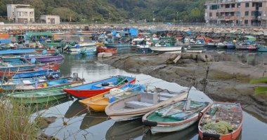 Cheung Chau, Hong Kong - 24 Nisan 2019: Cheung chau adasının denizinde küçük teknelerin kalabalığı