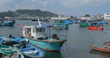 Cheung Chau, Hong Kong - 24 Nisan 2019: Cheung chau adasında küçük tekne kalabalık