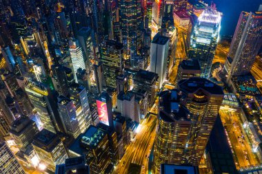 Merkez, Hong Kong - 29 Nisan 2019: Hong Kong'un Compact şehrinin gece havadan görünümü