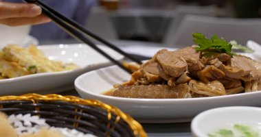 Restoranda Çin yemekleri, soya soslu kaz ve tofu.
