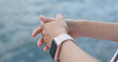 Kadın denizin arka planında şans diliyor.