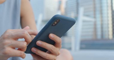 Şehirde cep telefonu kadın kullanımı yakın