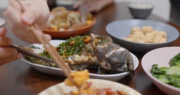 用蒸鱼、猪肉煎蛋和蛤蟆煎家庭烹调 — 图库照片
