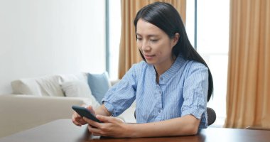 Cep telefonu evde kadın çeke