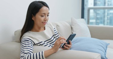 cep telefonu kullanımı genç kadın 