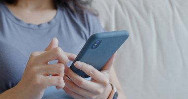 Evde kadın cep telefonu kullanımını kapat