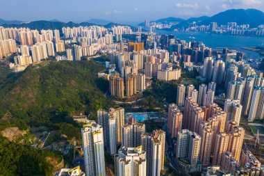 Kowloon Bay, Hong Kong - 25 Nisan 2019: Drone Hong Kong şehri üzerinde uçuyor
