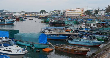 Cheung Chau, Hong Kong - 24 Nisan 2019: Cheung chau adasının denizinde küçük bir tekne nin kalabalıklığı