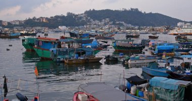 Cheung Chau, Hong Kong - 24 Nisan 2019: Akşam Cheung chau adasının denizinde küçük bir tekne kalabalık