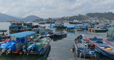 Cheung Chau, Hong Kong - 24 Nisan 2019: Gün batımında Cheung chau adasında küçük bir tekne kalabalık