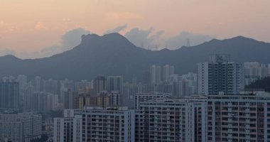 Kowloon Bay, Hong Kong - 25 Nisan 2019: Aslan kaya dağı ile Hong Kong gün batımı timelapse