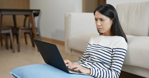 Žena Cítí Potíže Používáním Počítače Doma — Stock fotografie