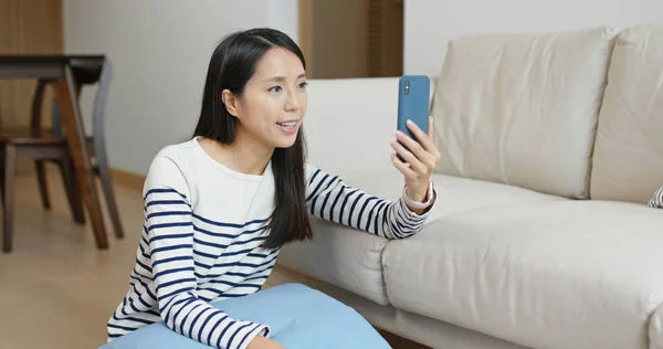 Frau Hat Videoanruf Auf Handy Hause — Stockfoto