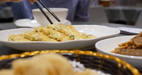 餐馆里的中国炒鸡蛋 — 图库照片