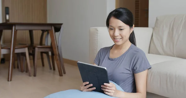 Woman Use Tablet Computer Home — Stock Photo, Image