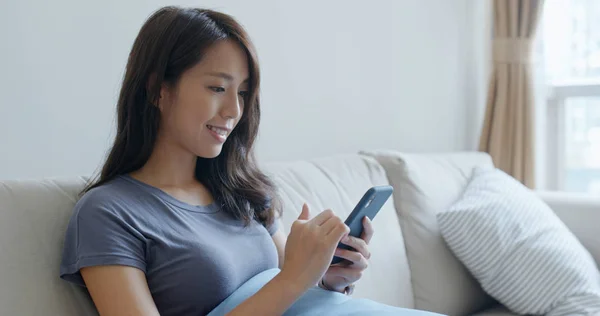 Mujer Uso Teléfono Inteligente Casa —  Fotos de Stock