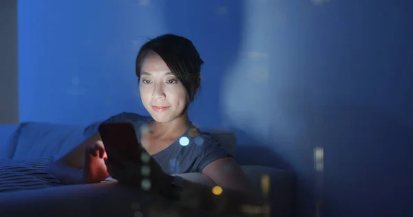 Mujer Asiática Mira Teléfono Móvil Casa Por Noche Con Reflejo —  Fotos de Stock