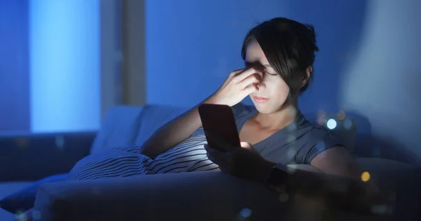 Mulher Esfrega Olhos Cansados Depois Usar Celular Por Longo Tempo — Fotografia de Stock