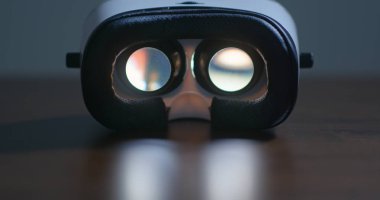 İçinde sanal gerçeklik filmi var.