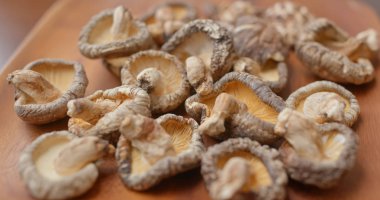 Ahşap plaka üzerinde kuru mantar yığını