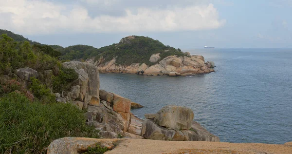 Güzel deniz ve ada manzarası