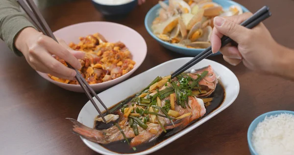 Cocina casera con pescado al vapor, freír huevo de cerdo y freír de almeja — Foto de Stock