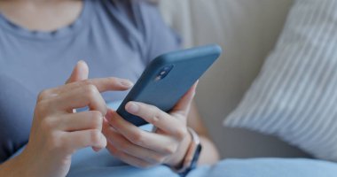 Evde cep telefonu kullanan kadının yakın çekim