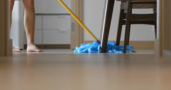 女性は家で床を掃除します — ストック写真