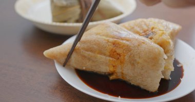 Çin'de ejderha tekne festivali için Pirinç köfte