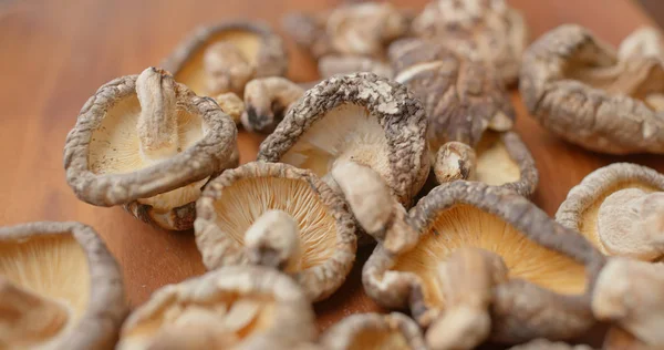 Stapel Trockener Pilze Auf Holzteller — Stockfoto