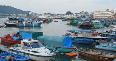 Cheung Chau, Hong Kong - 24 Nisan 2019: Cheung chau adasının denizinde küçük bir tekne nin kalabalıklığı