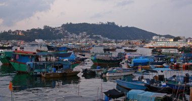 Cheung Chau, Hong Kong - 24 Nisan 2019: Akşam Cheung chau adasının denizinde küçük bir tekne kalabalık