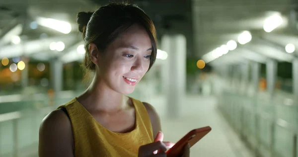 Mulher Olha Para Telefone Inteligente Cidade Noite — Fotografia de Stock