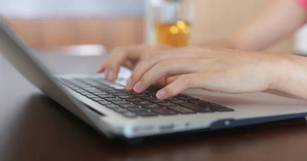 Tipos Mulher Computador Portátil Casa — Fotografia de Stock