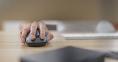 Kadın ofis içi bilgisayar kullanımı