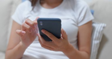 Evde kadın cep telefonu kullanımını kapat