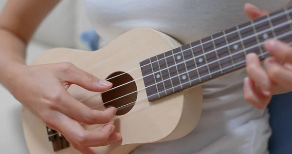 Kvinna Leker Med Ukulele Hemma — Stockfoto