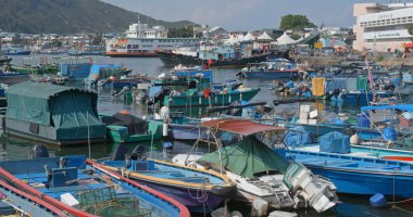 Cheung Chau, Hong Kong - 24 Nisan 2019: Gün batımında Cheung chau adasında küçük bir tekne kalabalık