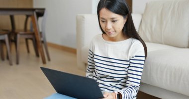 Kadınlar evde bilgisayarla çalışıyorlar.