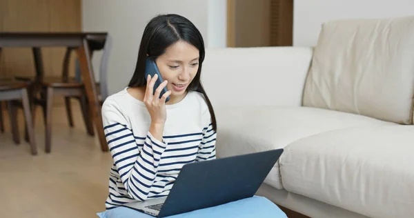 Vrouw Praat Met Telefoon Kijk Naar Computer — Stockfoto