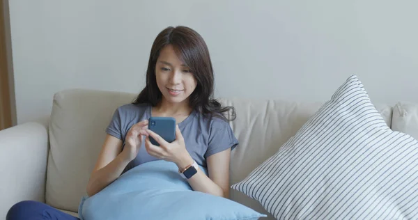 Jonge Vrouw Gebruik Van Mobiele Telefoon Thuis — Stockfoto