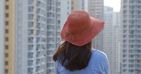 Woman Red Straw Hat Look City — Stockfoto