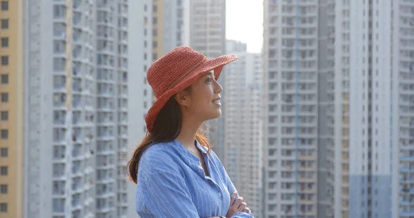 Woman Red Straw Hat Look City Sunset Time — Stock Photo, Image