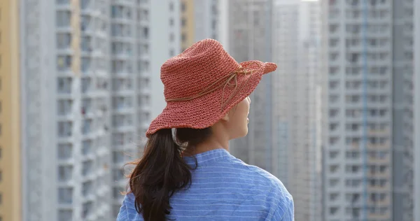 Vrouw Met Rode Strohoed Kijk Naar Stad Zonsondergang Tijd — Stockfoto